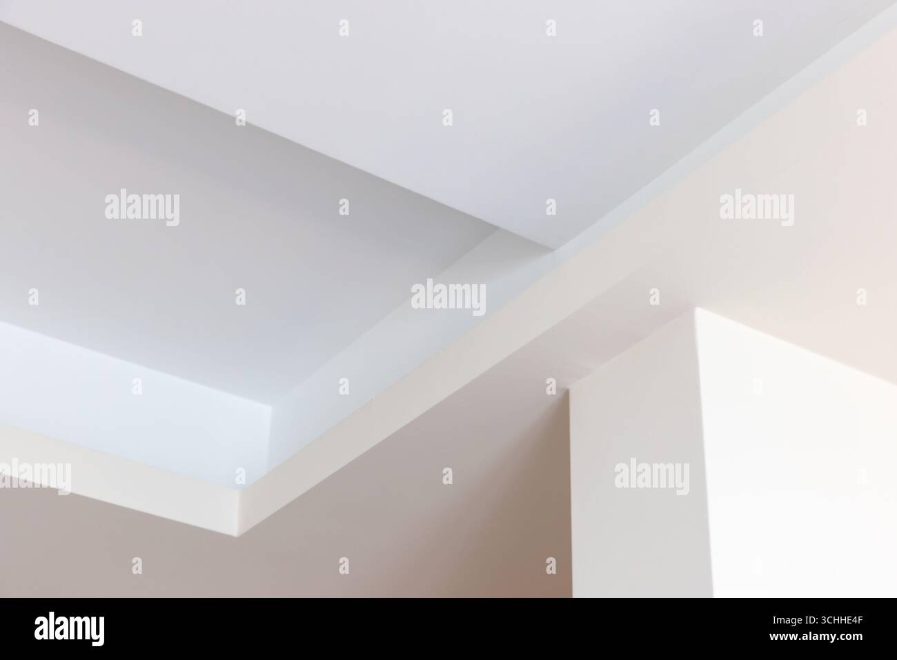 Abstrakte Komposition mit minimalistischem Innendesign, die klare Linien, neutrale Farben und starke geometrische Formen hervorhebt, ideal für Konzepte o Stockfoto