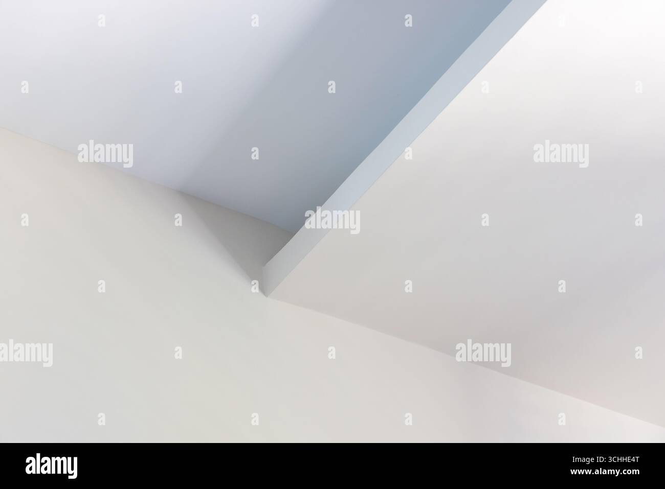 Minimalistische architektonische Details mit sich kreuzenden weißen und blauen Ebenen, die moderne Geometrie mit sanfter natürlicher Beleuchtung einfangen, die c betont Stockfoto