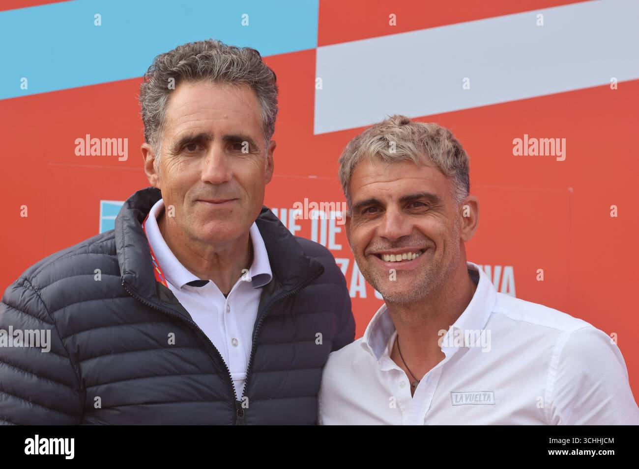 Vuelta Espana Stage 10 2025 zu El ferrial Larra Belagua 020925 Grand Tour Gewinner Miguel Indurain und Oscar Perreiro Stockfoto