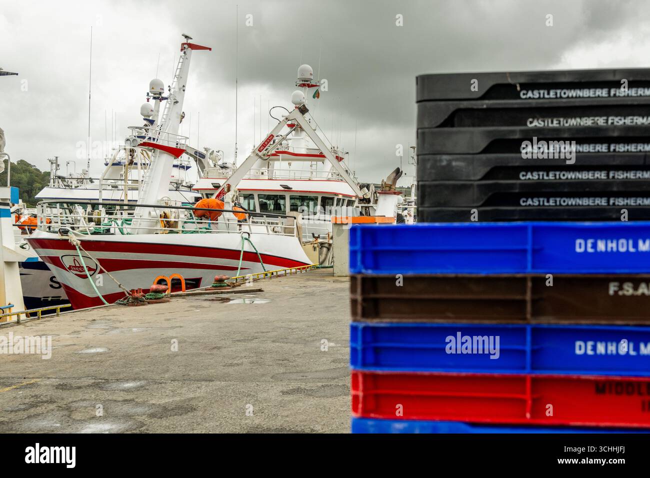 Fischtrawler liegen am Keelbeg Pier, Union Hall, West Cork, Irland. Stockfoto