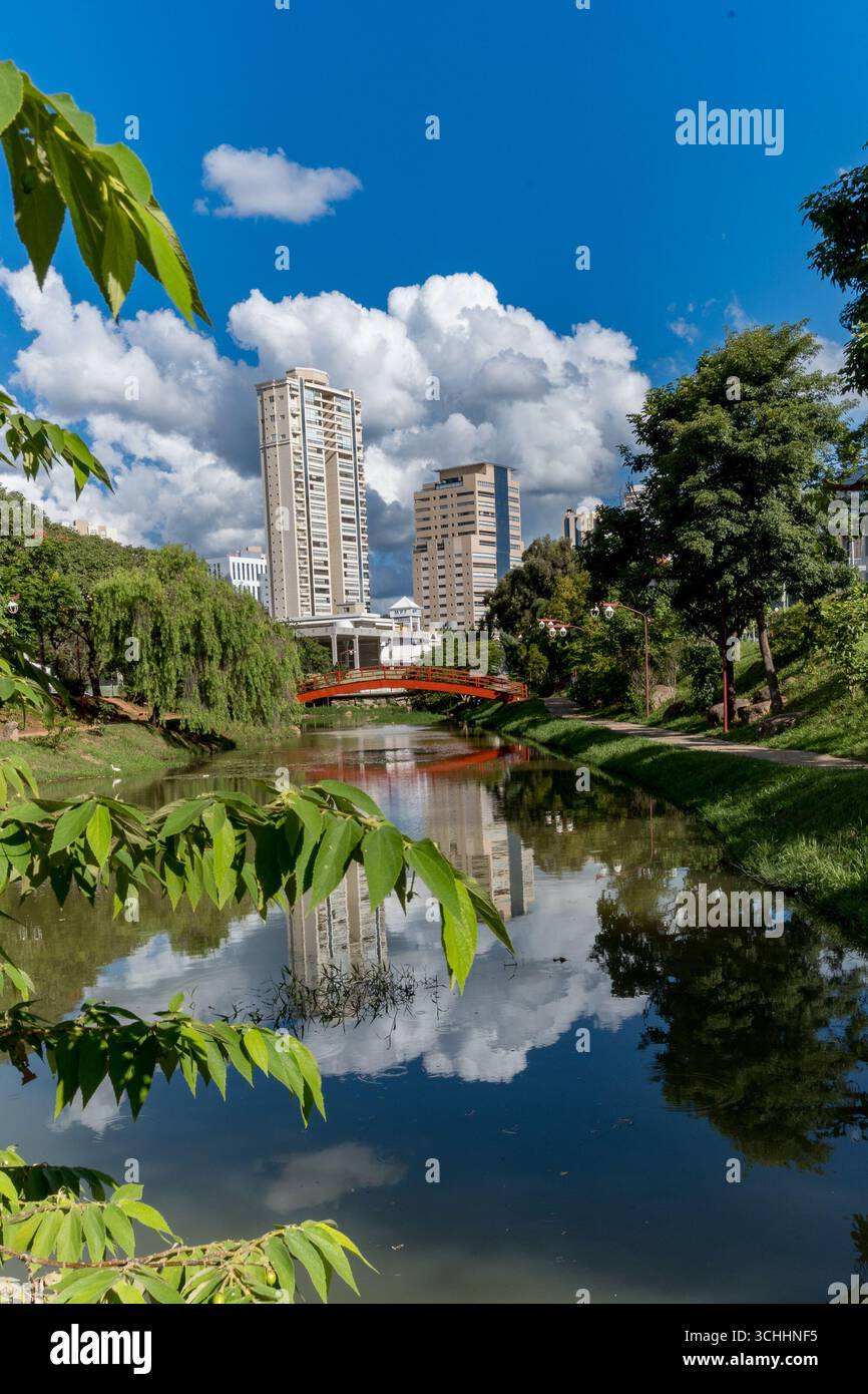 Kassato Maru Park in Sorocaba, Sao Paulo, Brasilien. Städtische Grünflächen, die der japanischen Einwanderungsgeschichte gewidmet sind, mit Landschaftsgestaltung, Wanderwegen, A Stockfoto