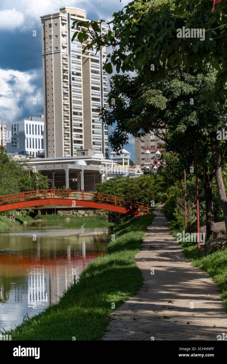 Kassato Maru Park in Sorocaba, São Paulo, Brasilien, mit einem Gedenkdenkmal für die japanische Einwanderung, umgeben von Grünflächen und Stockfoto