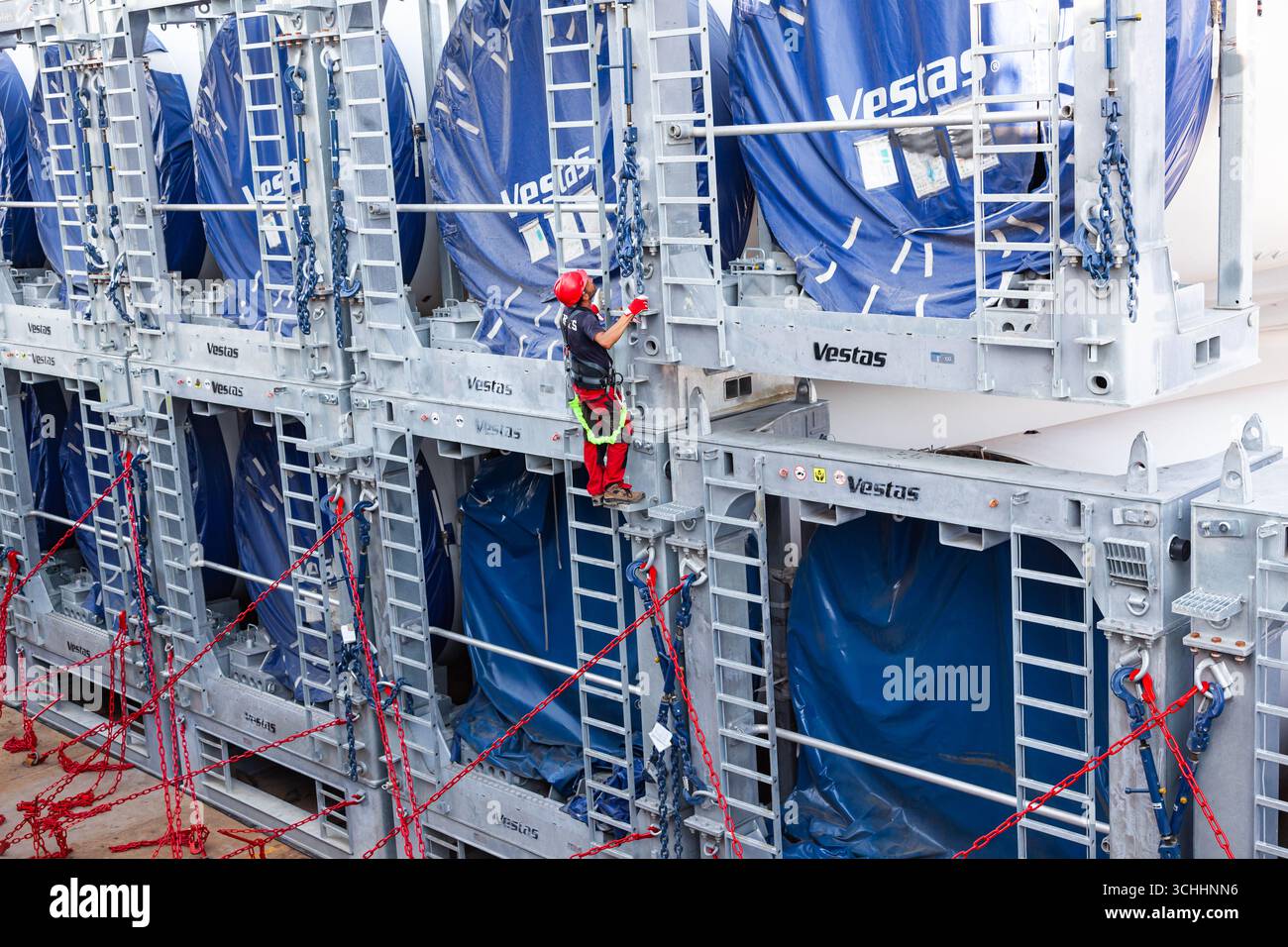 Constanta, Rumänien - 08.03.2022 - Verladen und Sichern im Seehafen Rumäniens durch die Rotorblätter von Vestas-Windmühlen auf einem Frachtschiff. Stockfoto