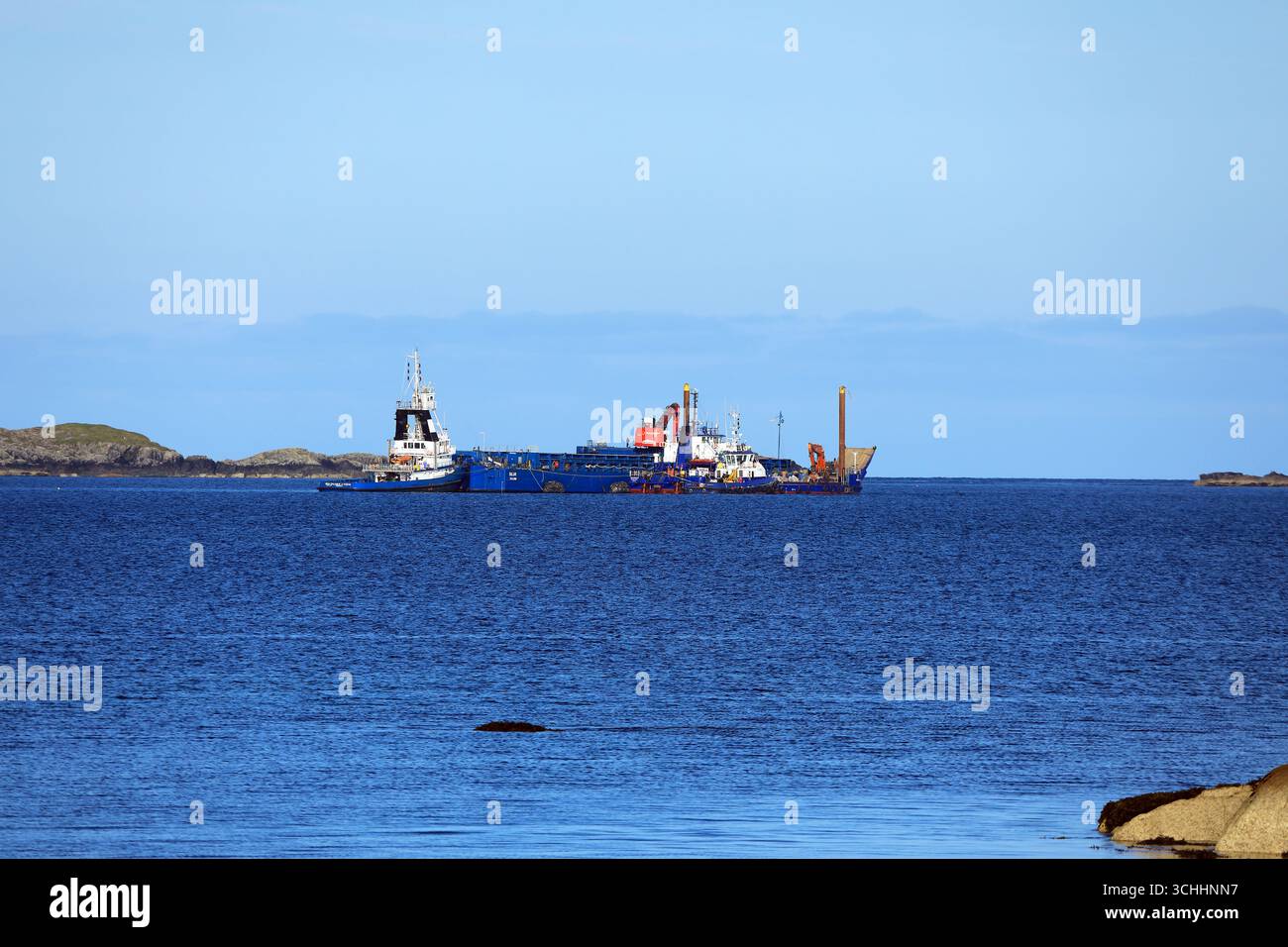 Barges ankerten vor Fidden, auf der Isle of Mull, wo Felsen gelagert werden und dann nach Iona für den Bau der Mole auf der Isle of Iona gebracht werden. Stockfoto