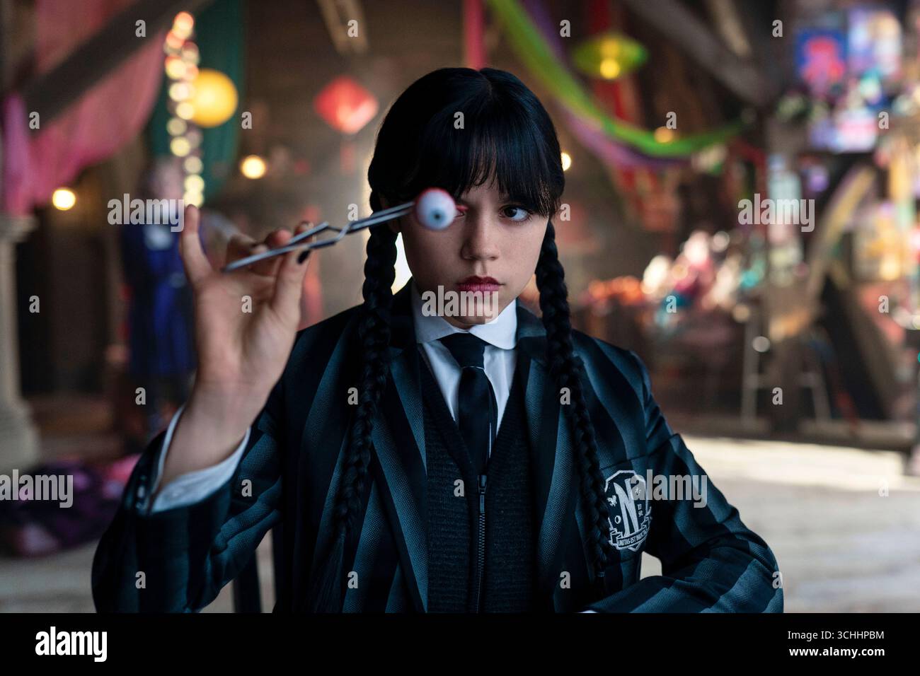 Die von Alfred Gough und Miles geschaffene TV-Serie am Mittwoch (2022) mit Jenna Ortega, Emma Myers als Wednesday Addams, während sie die Nevermore Academy besucht und eine Reihe von Morden untersucht, während sie ihre aufkommenden psychischen Fähigkeiten verfeinert. Werbefoto aus der 2. Staffel 2025 Folge 3 „The Devil You Woe“ NUR FÜR REDAKTIONELLE ZWECKE. Quelle: BFA / Jonathan Hession / Netflix Stockfoto