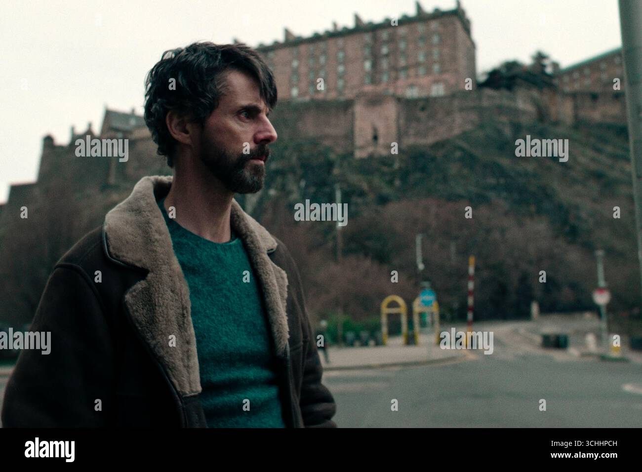 Abt. Q (2025) TV-Serie von Scott Frank und Chandni Lakhani mit Matthew Goode, Kelly Macdonald und Chloe Pirrie. Ein schroffer, aber brillanter Detective führt ein Team von Außenseitern in einem Keller der Edinburgh Polizeiwache, um kalte Fälle zu lösen. Werbung NUR REDAKTIONELLE VERWENDUNG. Kredit: BFA/Netflix Stockfoto