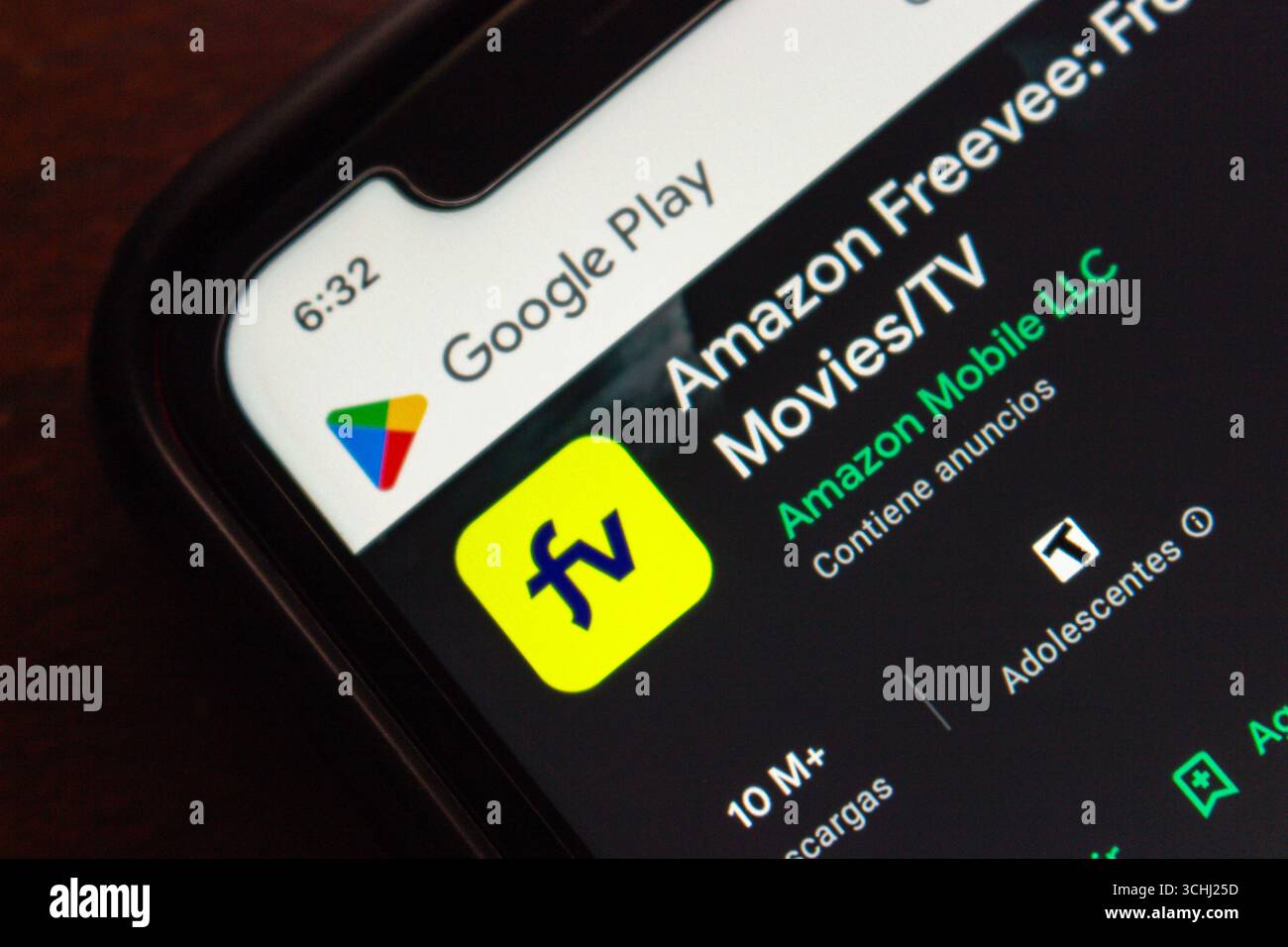 Nahaufnahme des Smartphones, das die Amazon Freevee App im Google Play Store auflistet, die zum Streaming von kostenlosen Filmen und Fernsehsendungen verwendet wird. Stockfoto