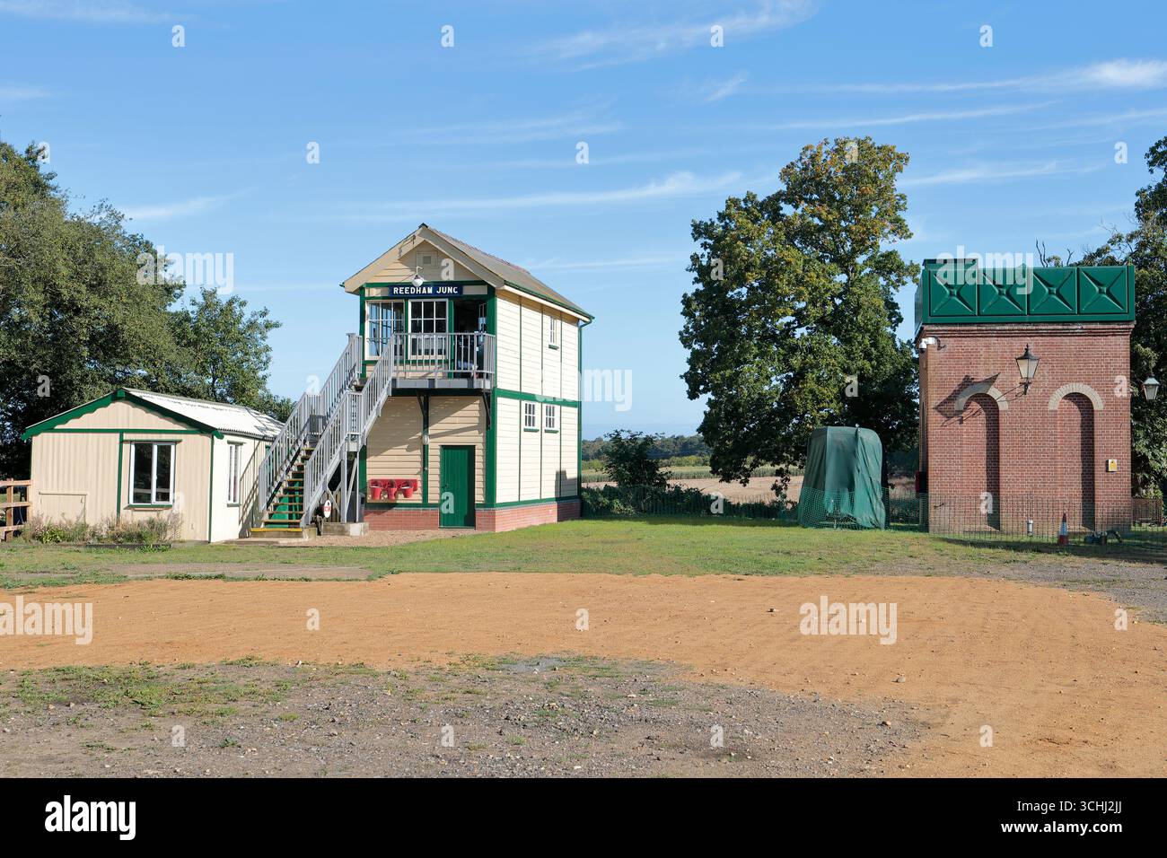 Das Reedham Junction Stellwerk am Holt Railway Station an der North Norfolk Railway (die Poppy Line) und der angrenzende Wasserturm Stockfoto
