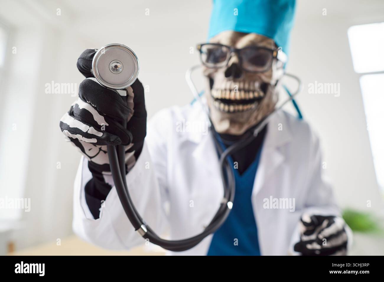 Grim Reaper im Arztkostüm mit Stethoskop im Krankenhaus Stockfoto