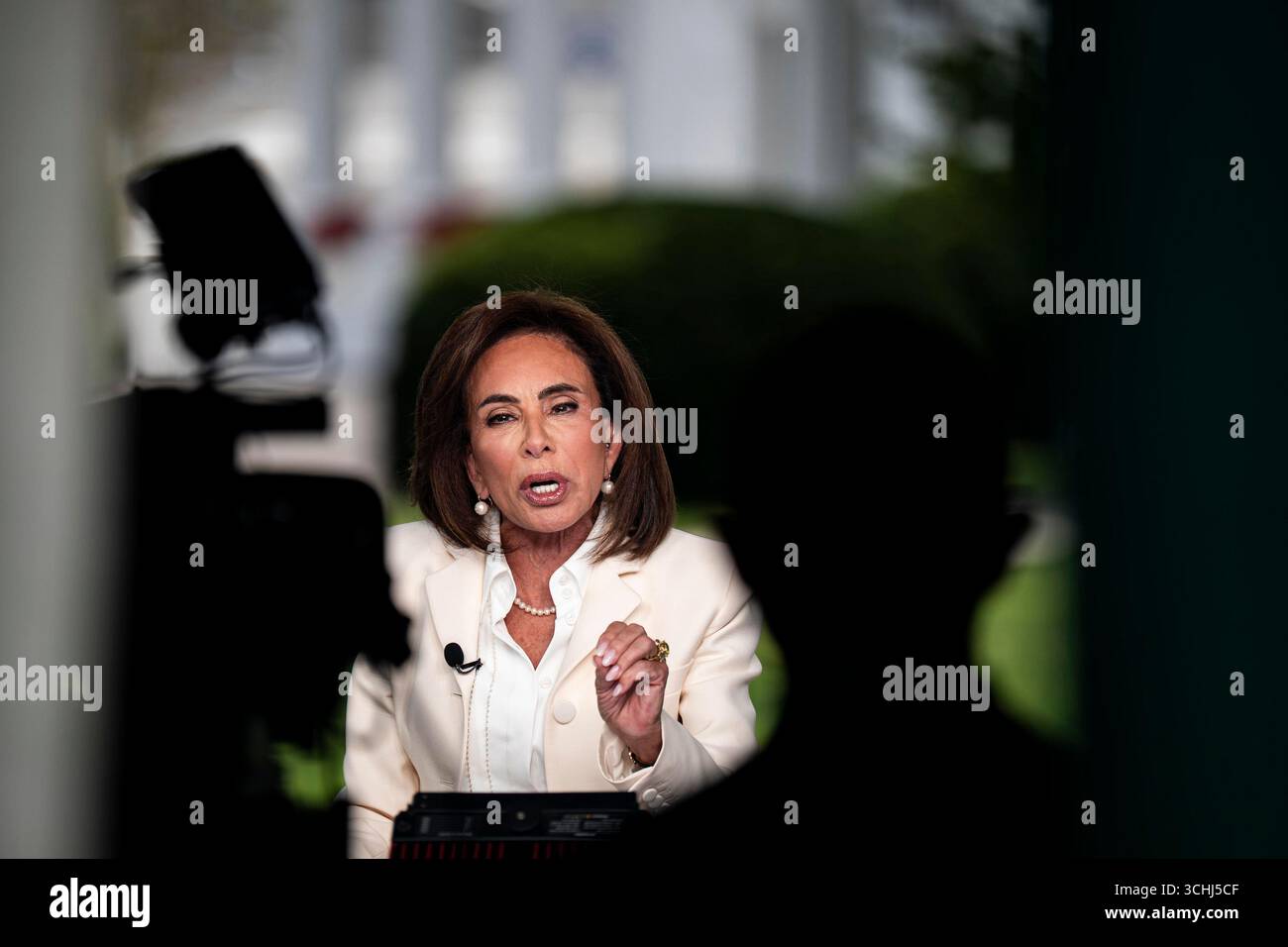 Washington, Usa. September 2025. Jeanine Pirro, die US-Staatsanwältin für den District of Columbia, spricht während eines Fernsehinterviews im Weißen Haus in Washington, DC am Dienstag, den 2. September 2025. Präsident Donald Trump wird bekanntgeben, dass er das US-Raumfahrtkommando in Huntsville, Alabama, anlegt und damit die Entscheidung des ehemaligen Präsidenten Joe Biden, das Hauptquartier in Colorado zu verlegen, zunichte macht. Foto: Al Drago/UPI Credit: UPI/Alamy Live News Stockfoto