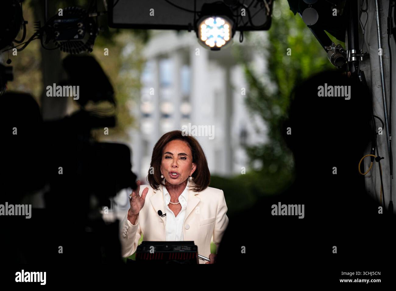 Washington, Usa. September 2025. Jeanine Pirro, die US-Staatsanwältin für den District of Columbia, spricht während eines Fernsehinterviews im Weißen Haus in Washington, DC am Dienstag, den 2. September 2025. Präsident Donald Trump wird bekanntgeben, dass er das US-Raumfahrtkommando in Huntsville, Alabama, anlegt und damit die Entscheidung des ehemaligen Präsidenten Joe Biden, das Hauptquartier in Colorado zu verlegen, zunichte macht. Foto: Al Drago/UPI Credit: UPI/Alamy Live News Stockfoto