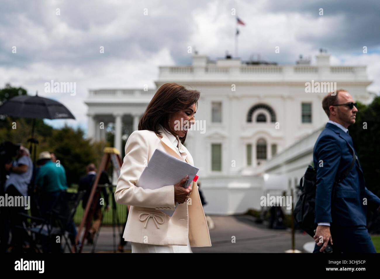 Washington, Usa. September 2025. Jeanine Pirro, die US-Staatsanwältin für den District of Columbia, verlässt nach einem Interview im Weißen Haus in Washington, DC am Dienstag, den 2. September 2025. Präsident Donald Trump wird bekanntgeben, dass er das US-Raumfahrtkommando in Huntsville, Alabama, anlegt und damit die Entscheidung des ehemaligen Präsidenten Joe Biden, das Hauptquartier in Colorado zu verlegen, zunichte macht. Foto: Al Drago/UPI Credit: UPI/Alamy Live News Stockfoto