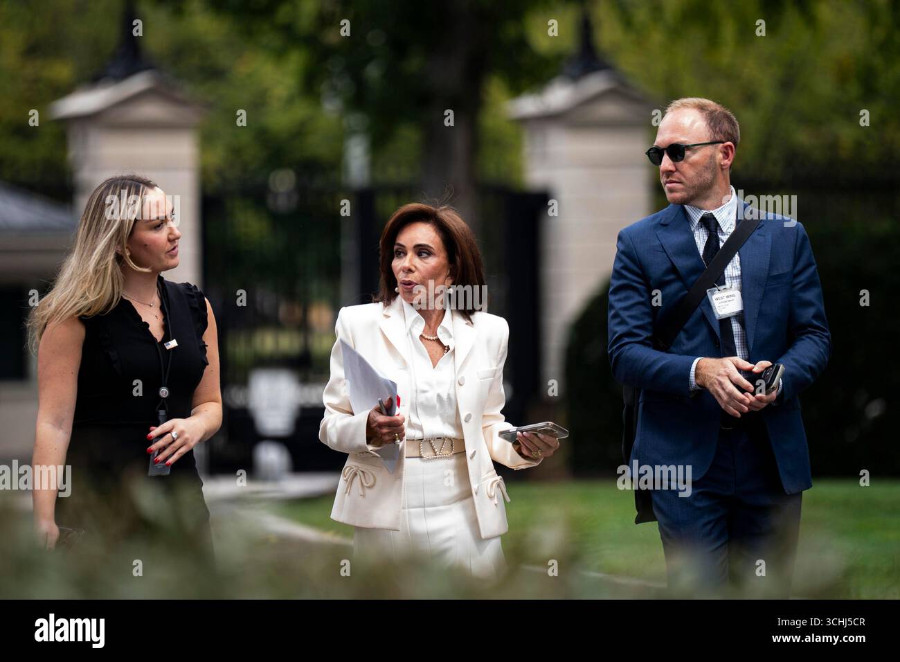 Washington, Usa. September 2025. Jeanine Pirro, die US-Staatsanwältin für den District of Columbia, verlässt nach einem Interview im Weißen Haus in Washington, DC am Dienstag, den 2. September 2025. Präsident Donald Trump wird bekanntgeben, dass er das US-Raumfahrtkommando in Huntsville, Alabama, anlegt und damit die Entscheidung des ehemaligen Präsidenten Joe Biden, das Hauptquartier in Colorado zu verlegen, zunichte macht. Foto: Al Drago/UPI Credit: UPI/Alamy Live News Stockfoto