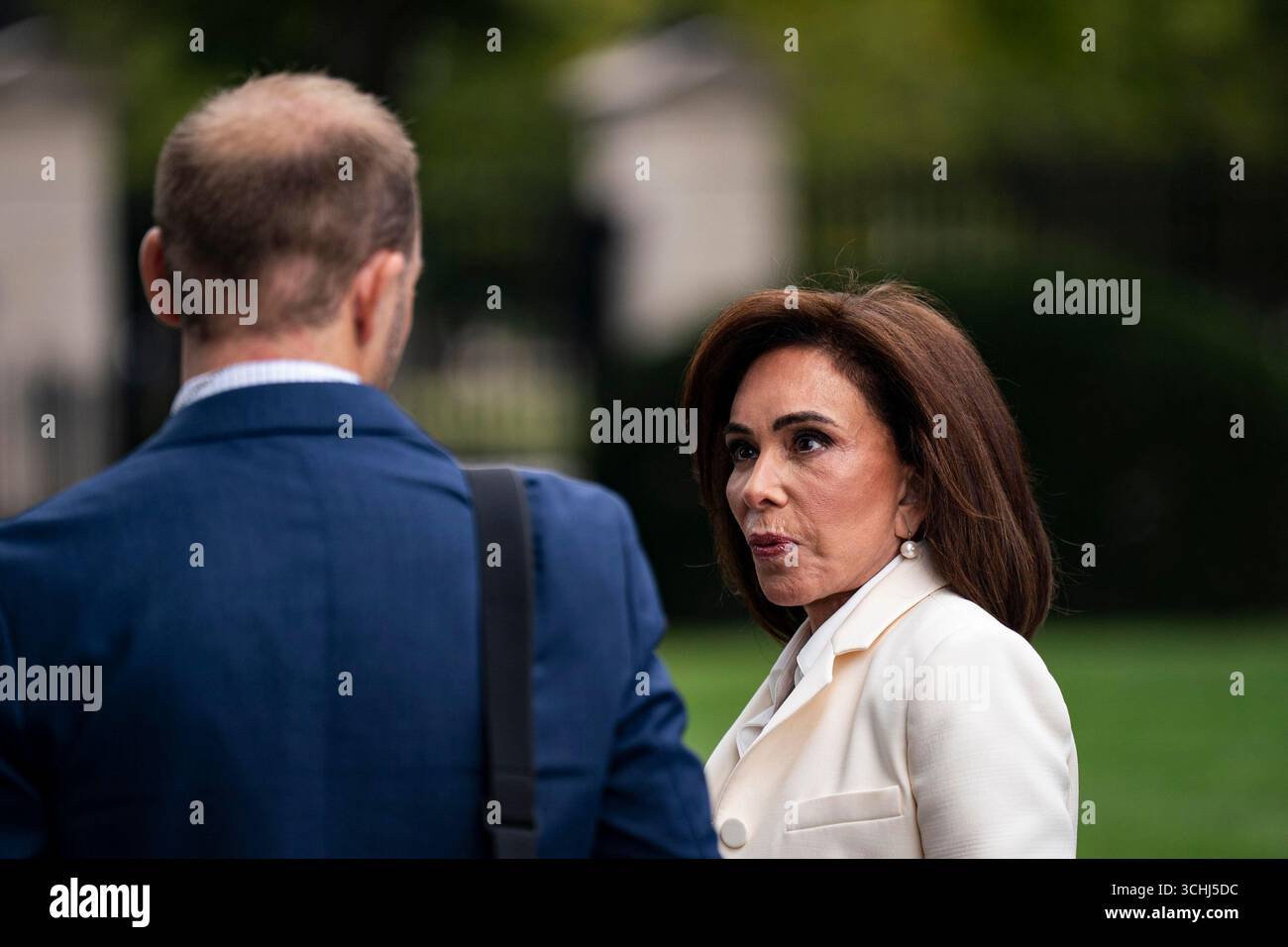 Washington, Usa. September 2025. Jeanine Pirro, die US-Staatsanwältin für den District of Columbia, verlässt nach einem Interview im Weißen Haus in Washington, DC am Dienstag, den 2. September 2025. Präsident Donald Trump wird bekanntgeben, dass er das US-Raumfahrtkommando in Huntsville, Alabama, anlegt und damit die Entscheidung des ehemaligen Präsidenten Joe Biden, das Hauptquartier in Colorado zu verlegen, zunichte macht. Foto: Al Drago/UPI Credit: UPI/Alamy Live News Stockfoto