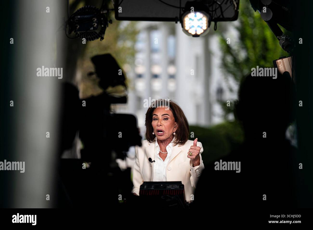 Washington, Usa. September 2025. Jeanine Pirro, die US-Staatsanwältin für den District of Columbia, spricht während eines Fernsehinterviews im Weißen Haus in Washington, DC am Dienstag, den 2. September 2025. Präsident Donald Trump wird bekanntgeben, dass er das US-Raumfahrtkommando in Huntsville, Alabama, anlegt und damit die Entscheidung des ehemaligen Präsidenten Joe Biden, das Hauptquartier in Colorado zu verlegen, zunichte macht. Foto: Al Drago/UPI Credit: UPI/Alamy Live News Stockfoto