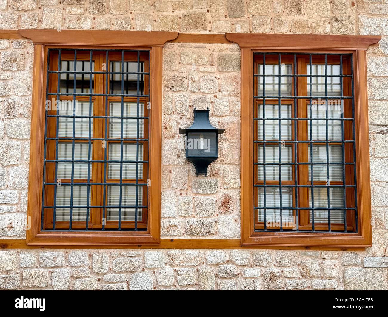 Türkei, Antalya, Kaleici. Holzfenster mit Fensterläden in einem traditionellen türkischen Haus. Historische Architektur in der Altstadt - Smartphone-aufgenommenes Stockfoto