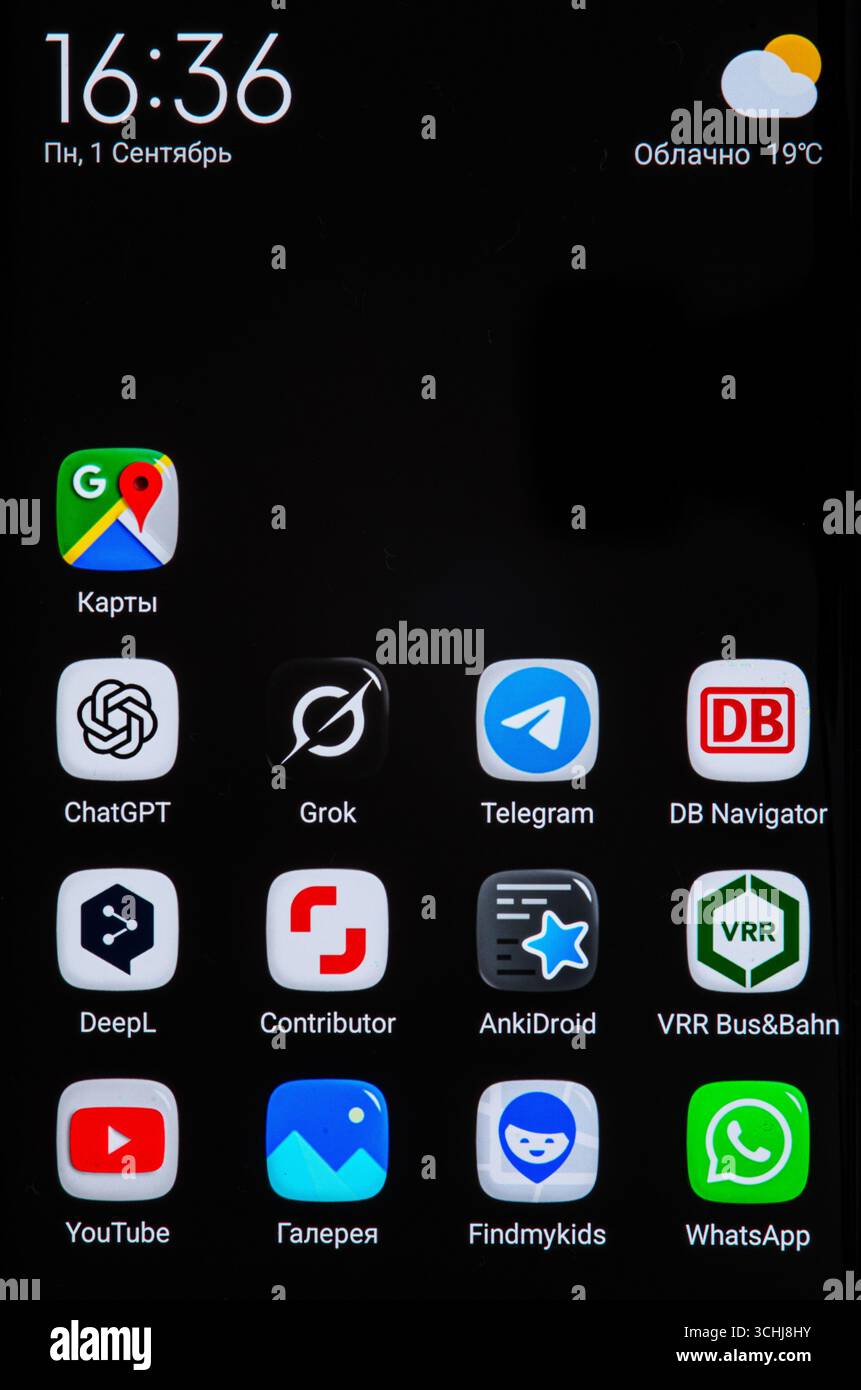 DUISBURG, DEUTSCHLAND — 1. SEPTEMBER 2025: Smartphone-Bildschirm mit verschiedenen Alltagsanwendungen von künstlicher Intelligenz über den öffentlichen Verkehr bis hin zu Messaging s Stockfoto