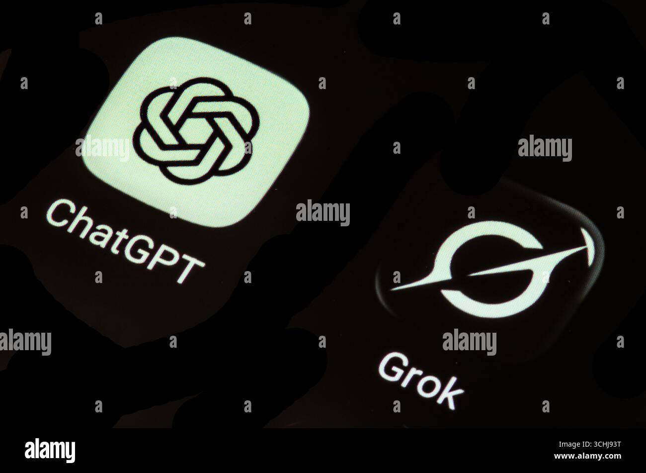 BERLIN, DEUTSCHLAND – 2. SEPTEMBER 2025: Nahaufnahme der KI-App-Icons ChatGPT und Grok auf dem Smartphone-Bildschirm, die den Wettbewerb in der künstlichen Intelligenz symbolisieren Stockfoto