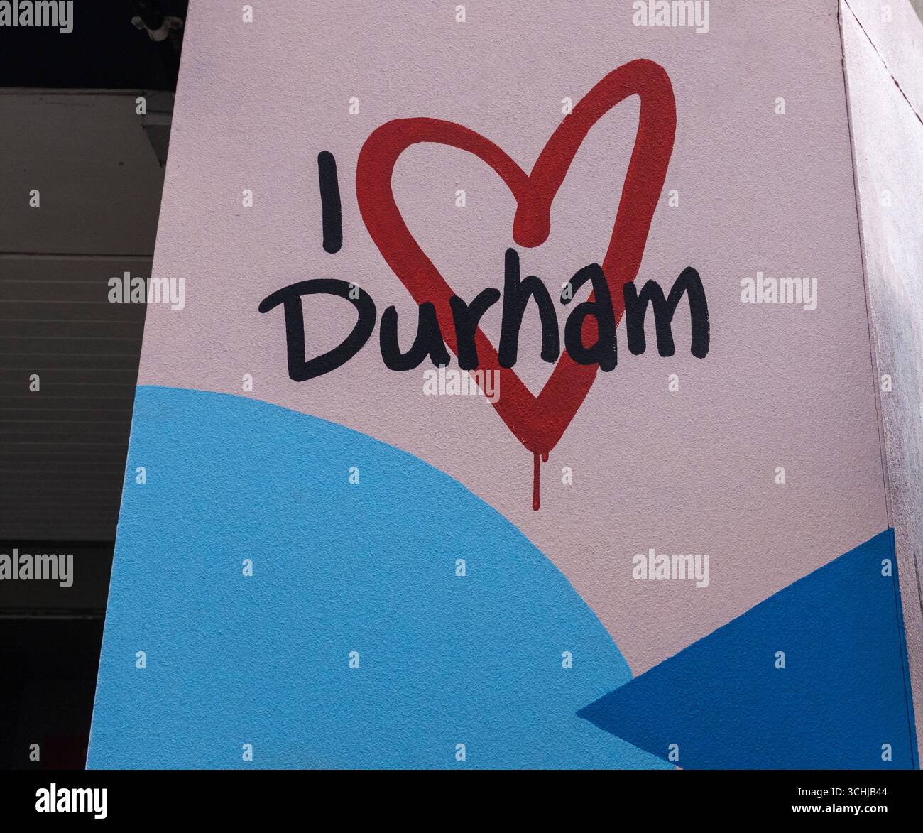 Das Schild 'I Love Durham' am Gebäude im Stadtzentrum von Durham, England, Großbritannien Stockfoto