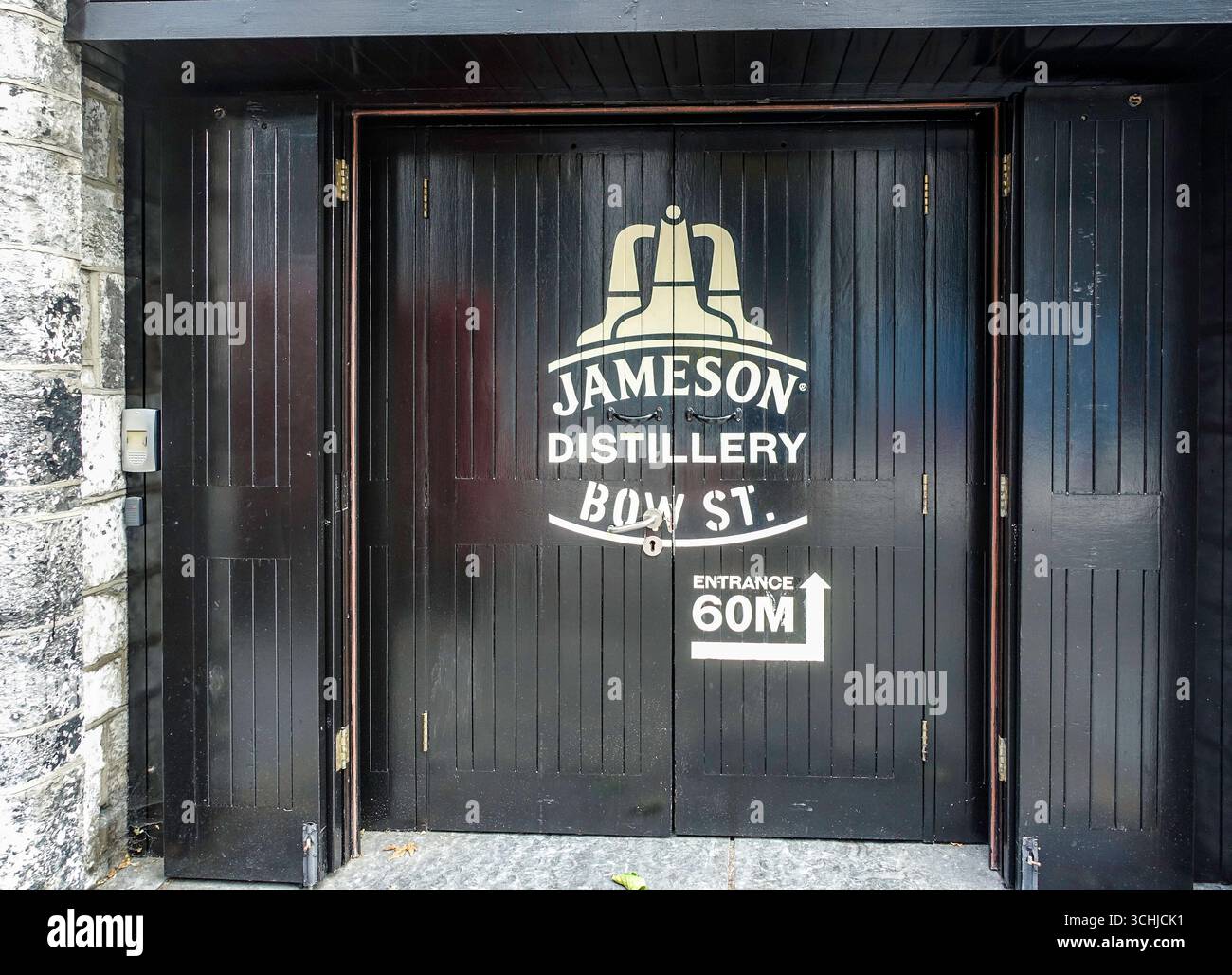 Eingangstüren der Jameson Distillery Bow St., Dublin, Irland, eine historische Stätte und beliebte Besucherattraktion, die das irische Whiskey-Erbe feiert Stockfoto