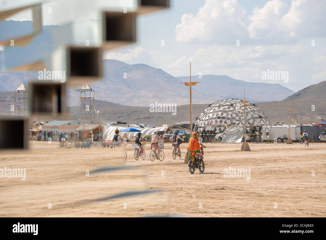 Geodesic Dome und Radfahrer beim Burning man Festival in der Wüste Nevada Stockfoto