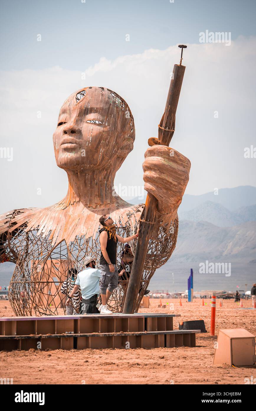 Große menschliche Holzskulptur mit Personal in Nevada-Wüste Stockfoto