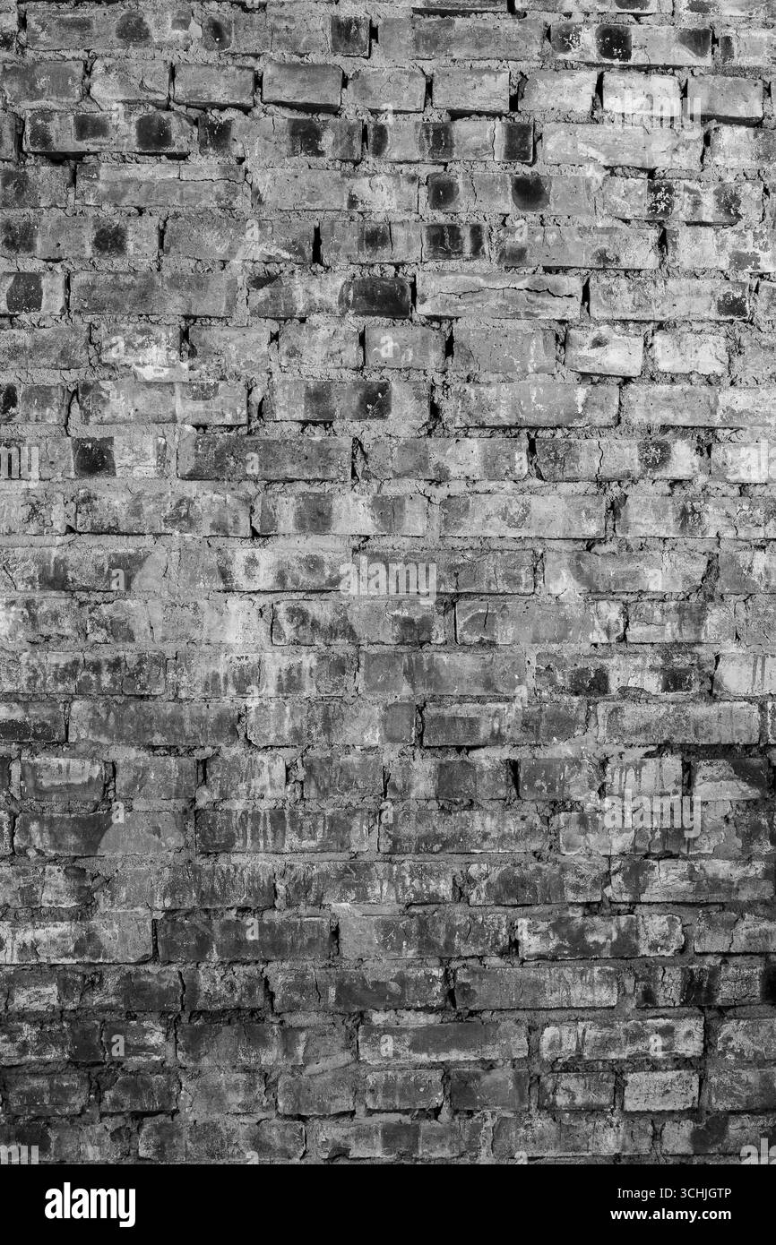 Alte raue Ziegelwand mit Vintage-Textur, industriellem Hintergrund, Grunge-Oberfläche und urbanem Retro-Stil in Schwarz und weiß Stockfoto