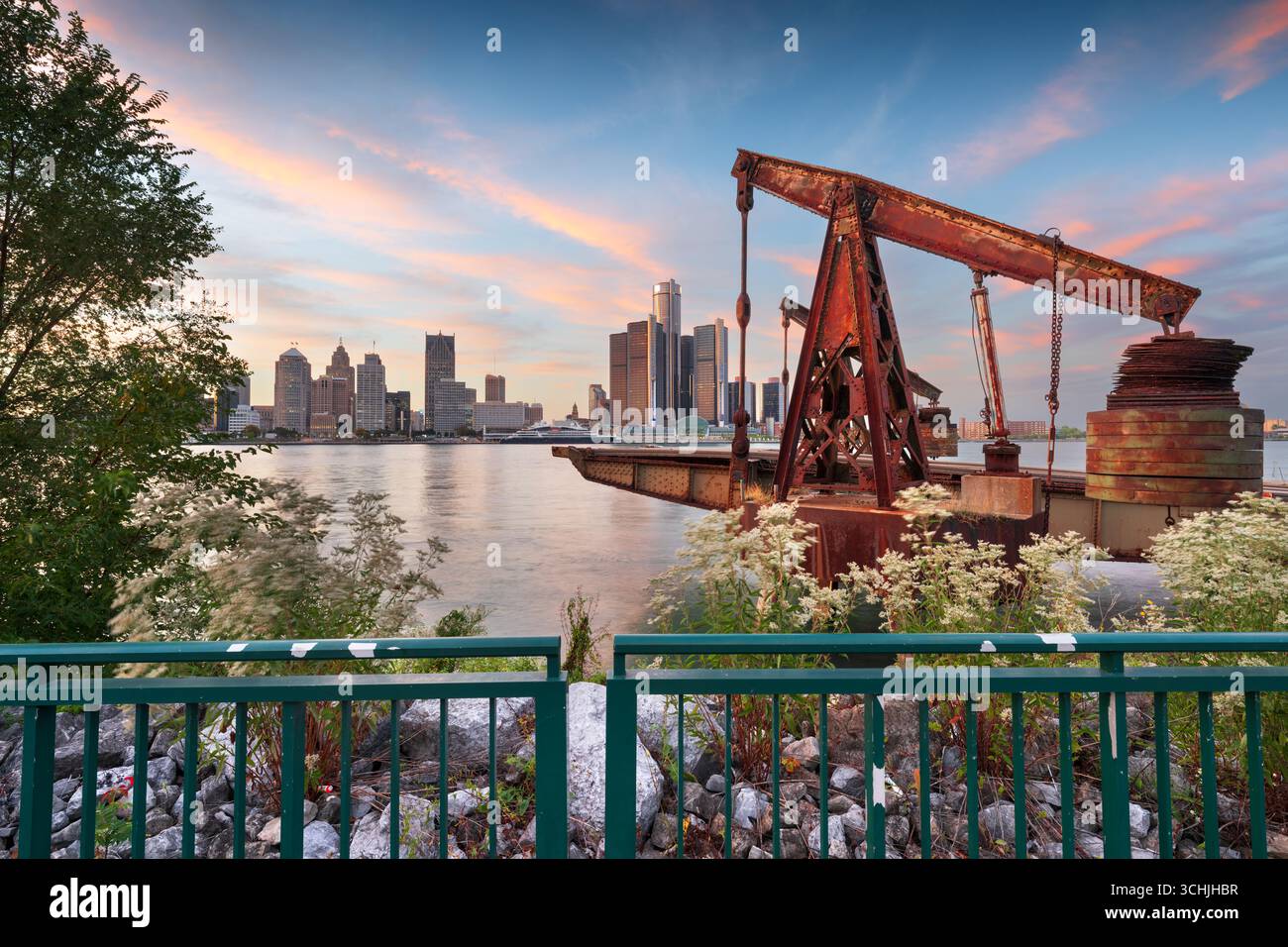 Die Skyline von Detroit, Michigan, USA, von der anderen Seite des Detroit River in Windsor, Ontario, Kanada bei Sonnenuntergang. Stockfoto
