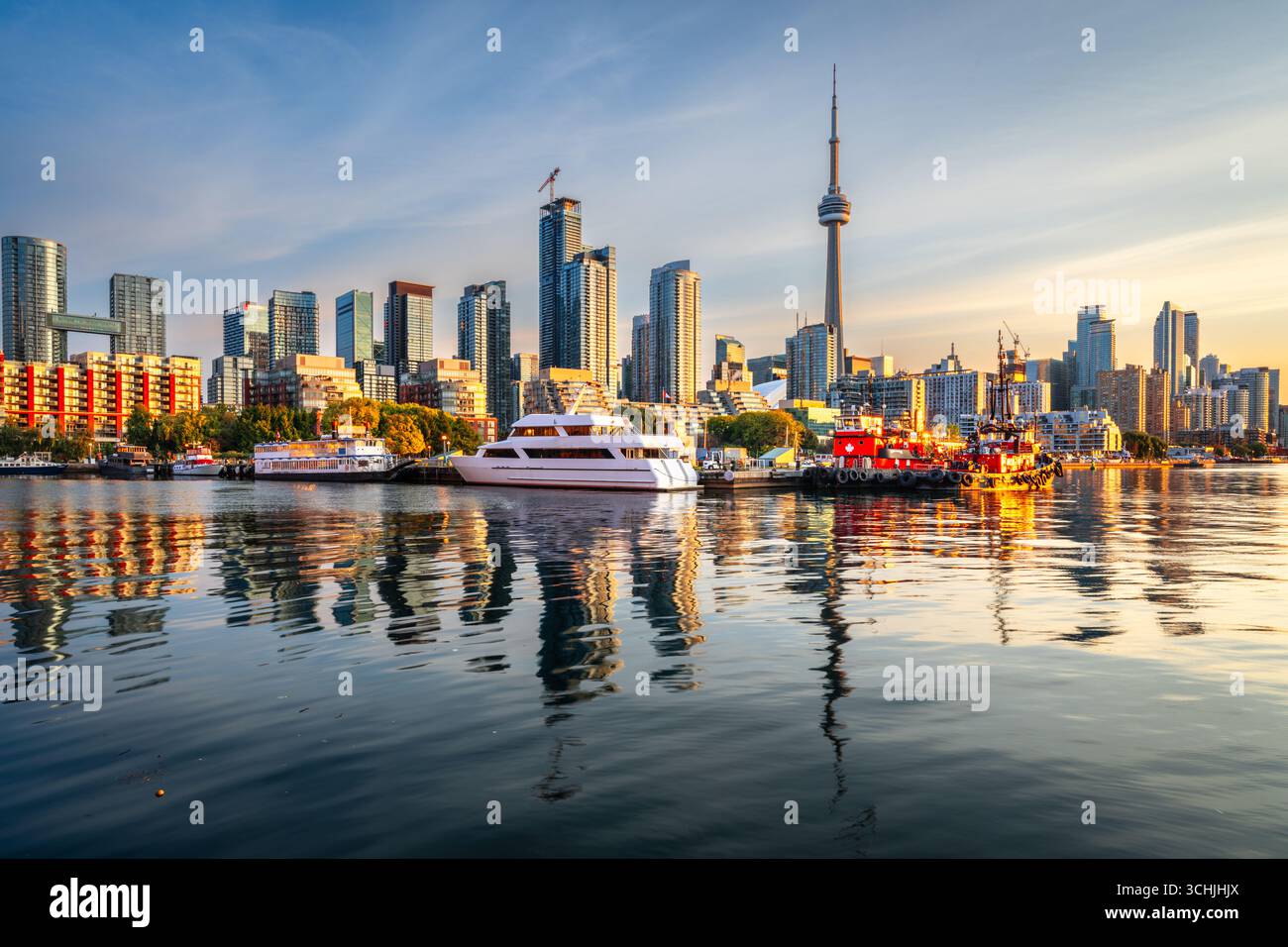 Skyline der Stadt Toronto, Kanada, mit Hafenfront bei Sonnenaufgang am Lake Ontario. Stockfoto