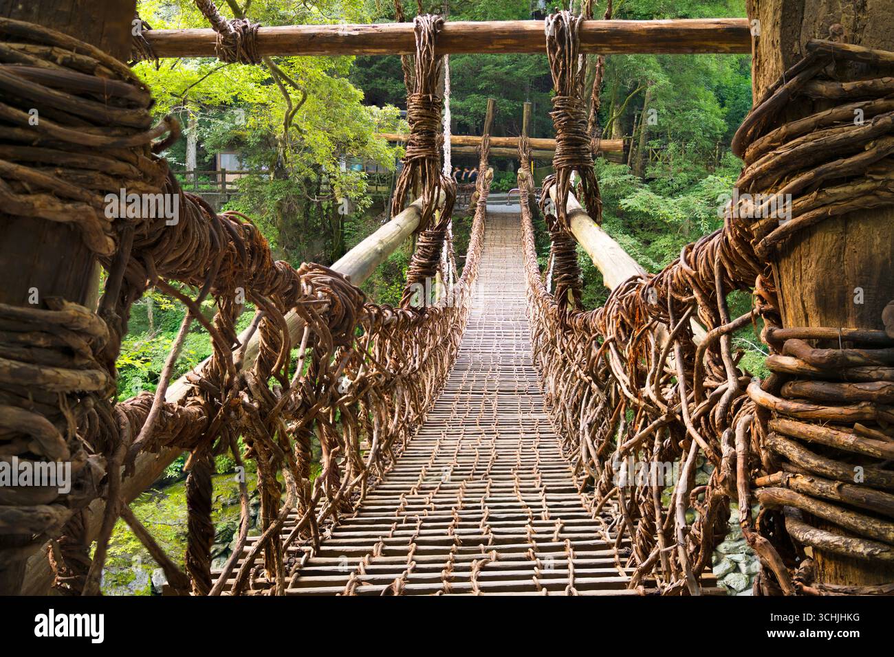 Iya-Tal, Tokushima, Japan an der Kazurabashi-Brücke. Obwohl die Brücke regelmäßig wieder aufgebaut wurde, reicht die Geschichte der Brücke auf mehr als 800 Jahre zurück. Stockfoto