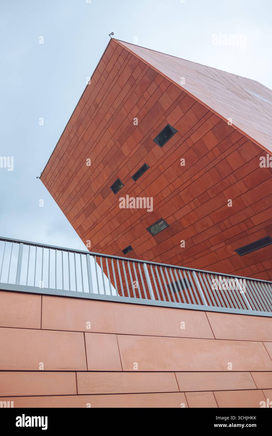 Das Museum des Zweiten Weltkriegs von Gdańsk bietet eine eindrucksvolle Reise durch die Auswirkungen des Krieges mit beeindruckenden Exponaten in einem beeindruckenden modernen Gebäude. Stockfoto