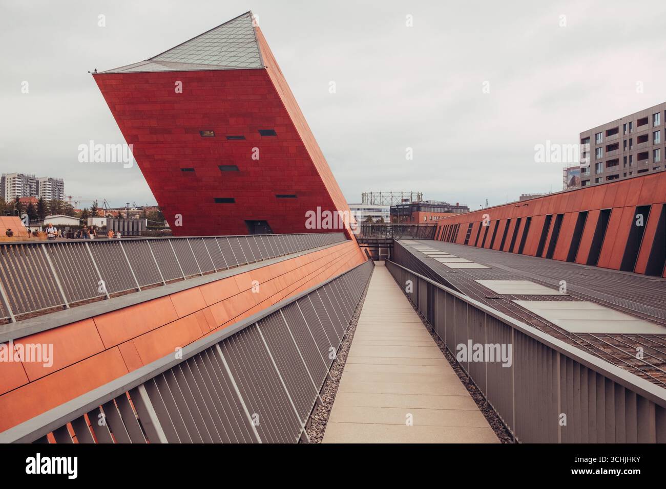 Das Museum des Zweiten Weltkriegs von Gdańsk bietet eine eindrucksvolle Reise durch die Auswirkungen des Krieges mit beeindruckenden Exponaten in einem beeindruckenden modernen Gebäude. Stockfoto