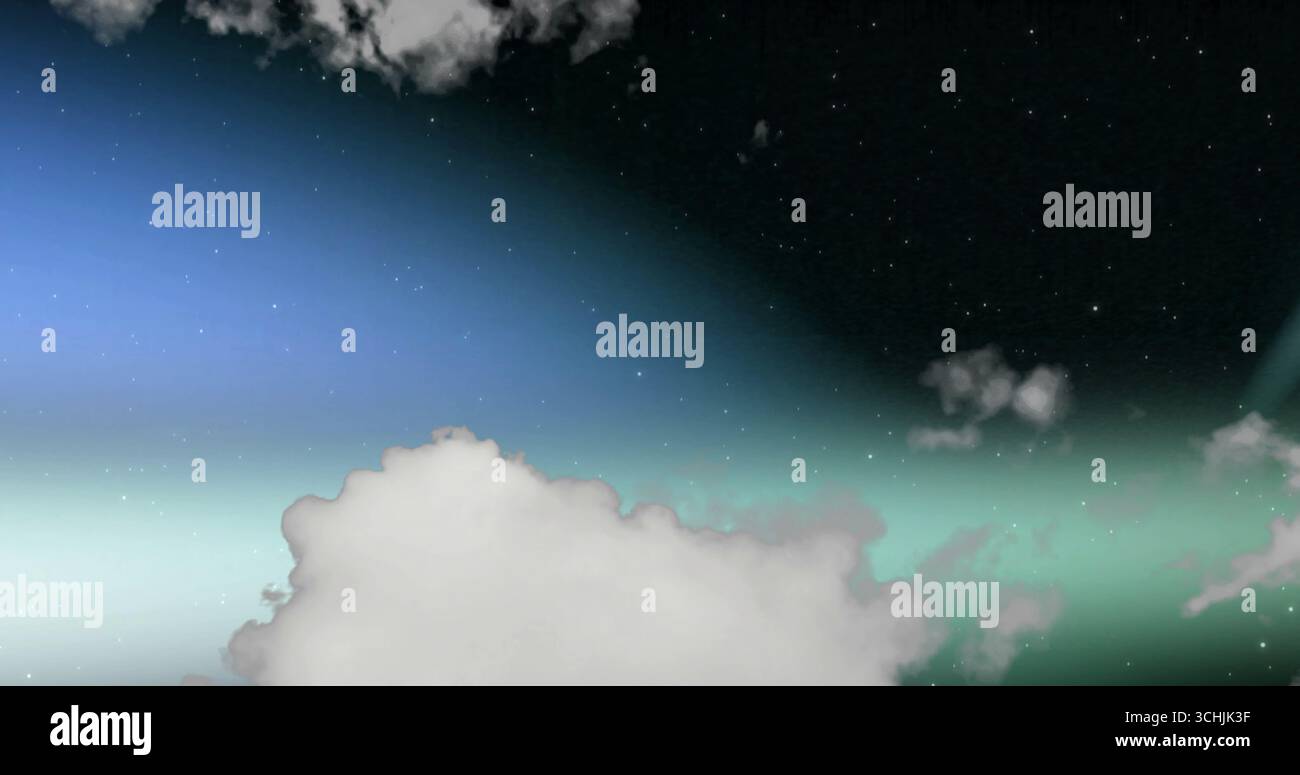 Zeigt den Dämmerungshimmel, der blau-grünen Horizont in eine Weite verschmilzt, mit flauschigen Wolken und fernen Sternen Stockfoto