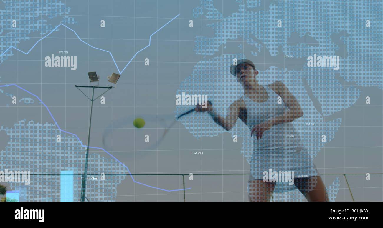 Racket-Tennisspieler in weißem Tenniskleid auf Hartplatz mit Datenüberlagerung, Kopierraum Stockfoto