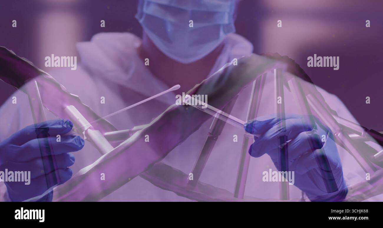 Mit Handschuhen versehener, maskierter Techniker bei der Probenentnahme mit Tupfer und Fläschchen im Labor, DNA-Überlagerung Stockfoto