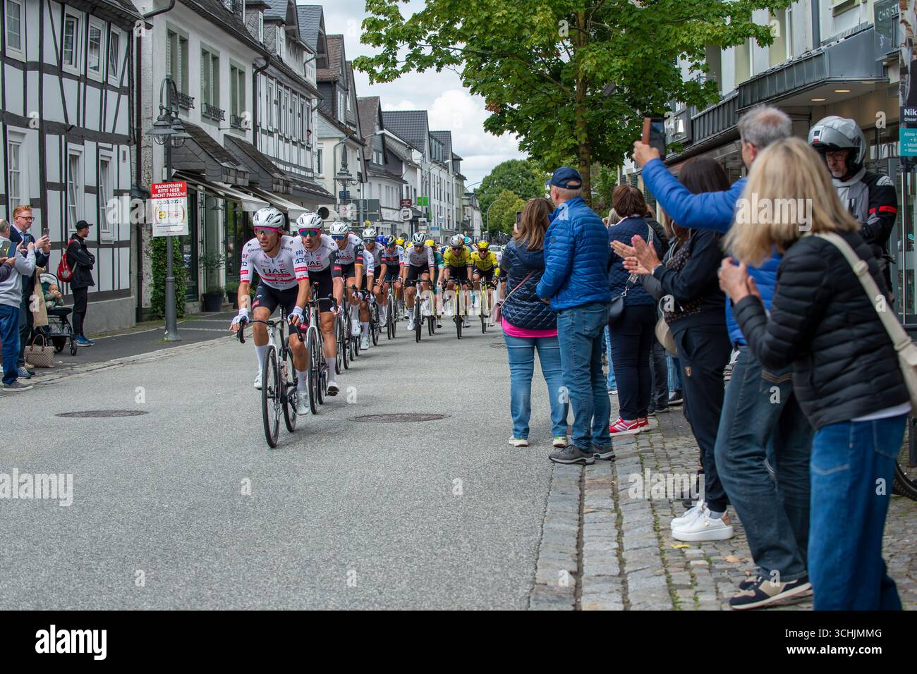 Brilon, Nordrhein-Westfalen, Deutschland – 23. August 2025: Lidl Germany Tour, Stage 3 Arnsberg – Kassel. Ein Profi-Radrennen durchläuft Stockfoto