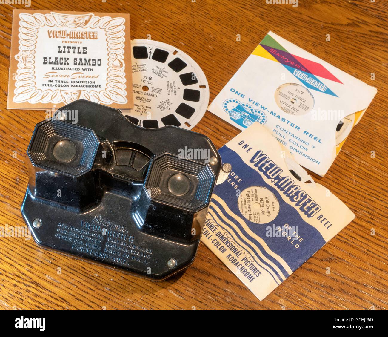 Stillleben von Retro-View-Master-Rollen, darunter „Peter Pan“ und „Little Black Sambo“, 1950er, USA Stockfoto