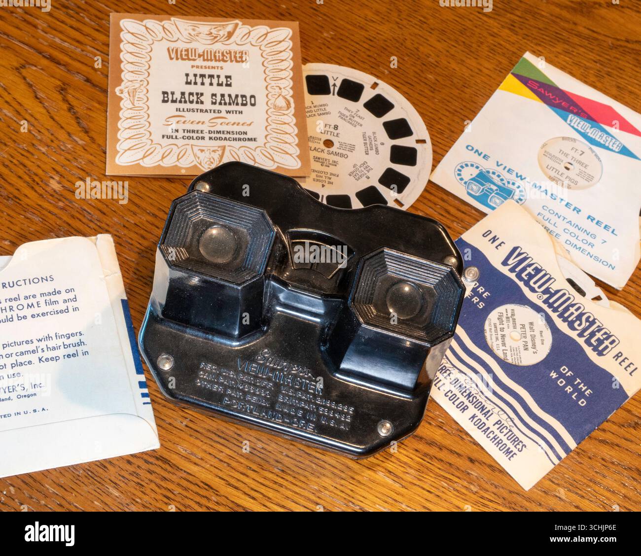 Stillleben von Retro-View-Master-Rollen, darunter „Peter Pan“ und „Little Black Sambo“, 1950er, USA Stockfoto