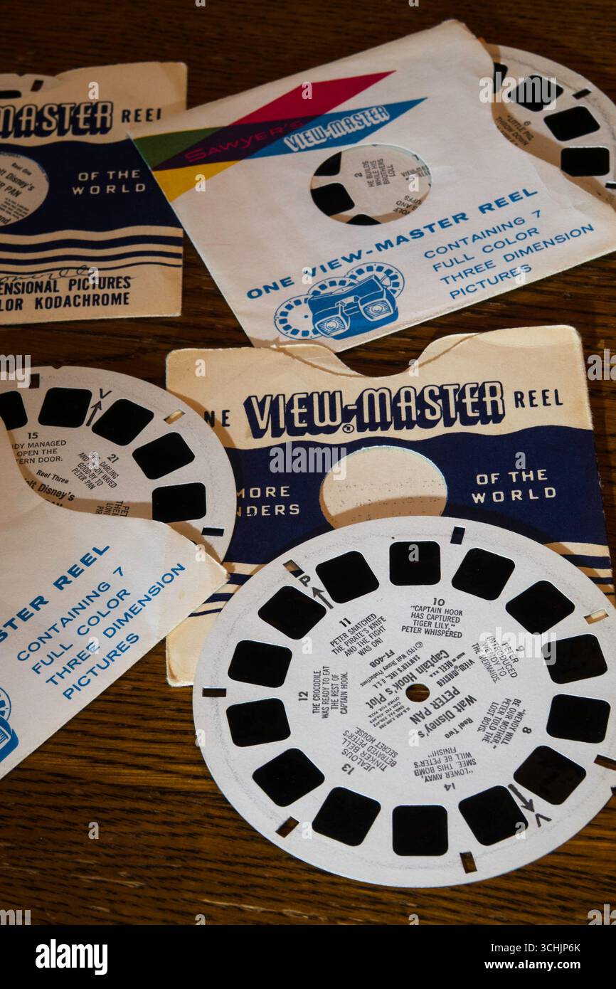Stillleben von Retro-View-Master-Rollen, darunter „Peter Pan“, 1950er, USA Stockfoto