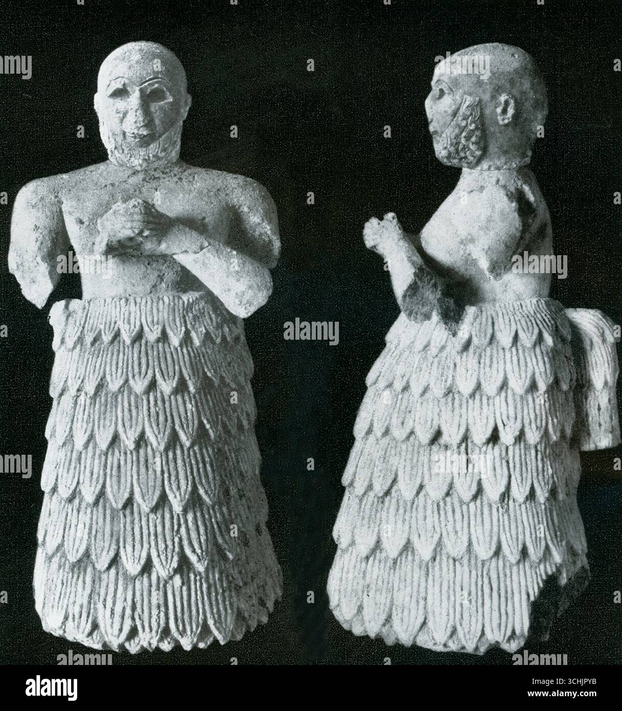 Die Bildunterschrift von 1925 lautet: Gipssteinstaat eines Herrschers aus Assur – im Berliner Staatlichen Museum.“ In der alten assyrischen Stadt Assur und anderen großen neo-assyrischen Städten wie Nimrud und Ninive war Gips ein Hauptmaterial, das zur Schaffung prominenter Kunstformen verwendet wurde. Aschur war die antike religiöse Hauptstadt Assyriens und lag am Westufer des Tigris im heutigen Nordirak Stockfoto