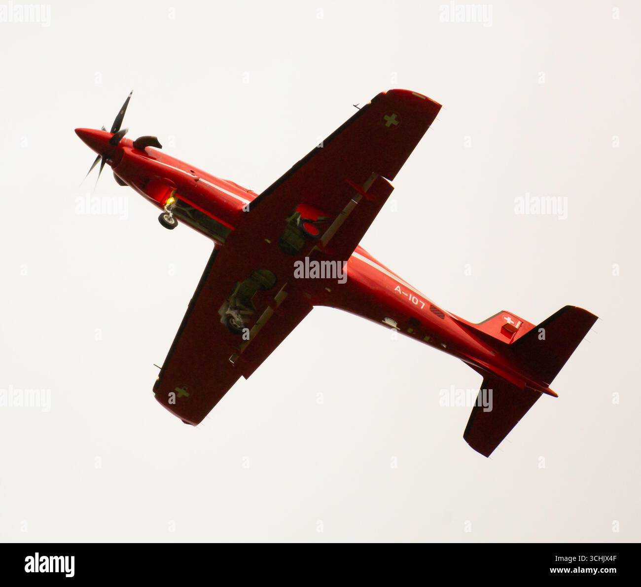 Tiefflügelflugzeug Pilatus PC-21 Landung auf dem Militärflugplatz Emmen Stockfoto
