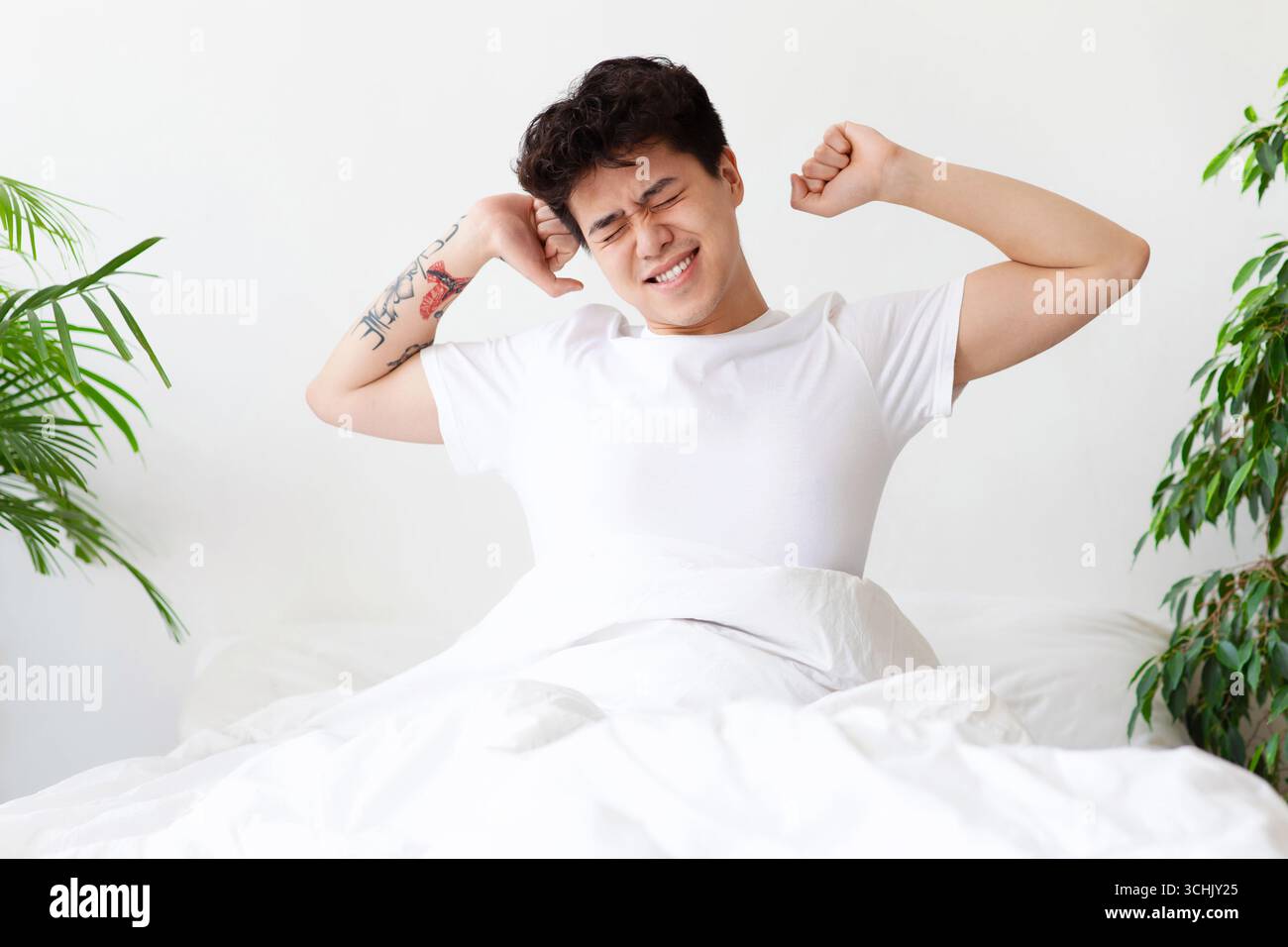 Selbstisolation, guten Morgen, Faulheit und am Wochenende morgens aufwachen Stockfoto