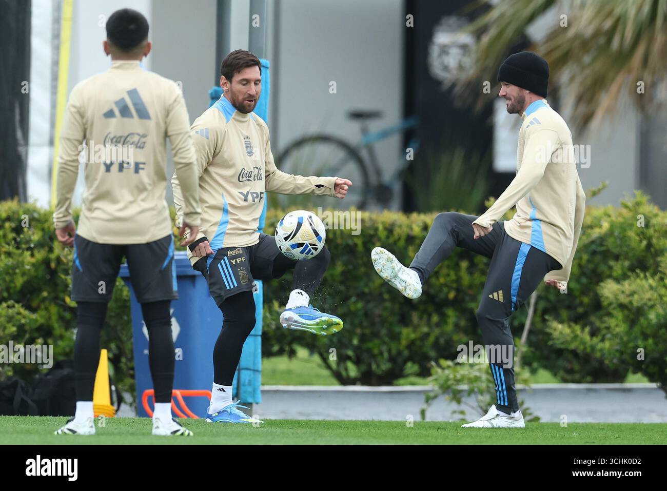 Ezeiza, Provinz Buenos Aires, Argentinien. September 2025. Der argentinische Stürmer Lionel Messi (C) und Mittelfeldspieler Rodrigo de Paul (R) wetteifern am 2. September 2025 in Ezeiza, Provinz Buenos Aires, vor den Qualifikationsspielen zur FIFA-Weltmeisterschaft 2026 gegen Venezuela um den Ball. Quelle: Alejandro Pagni/Alamy Live News Stockfoto