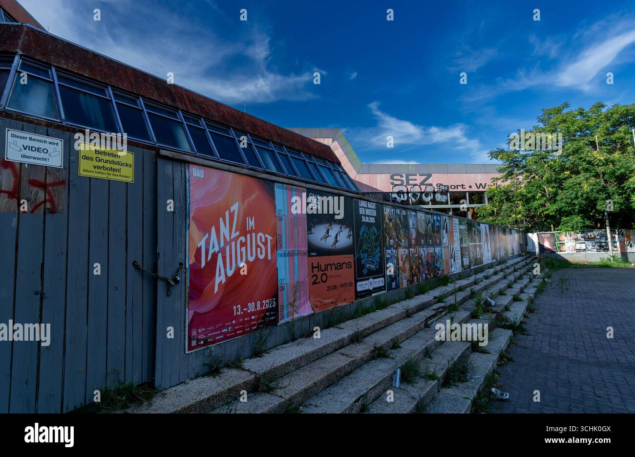 SEZ-Berliner Fassade mit Veranstaltungsplakaten und Warnschildern im mittlerweile verlassenen Sport- und Freizeitzentrum in Ost-Berlin. Stockfoto