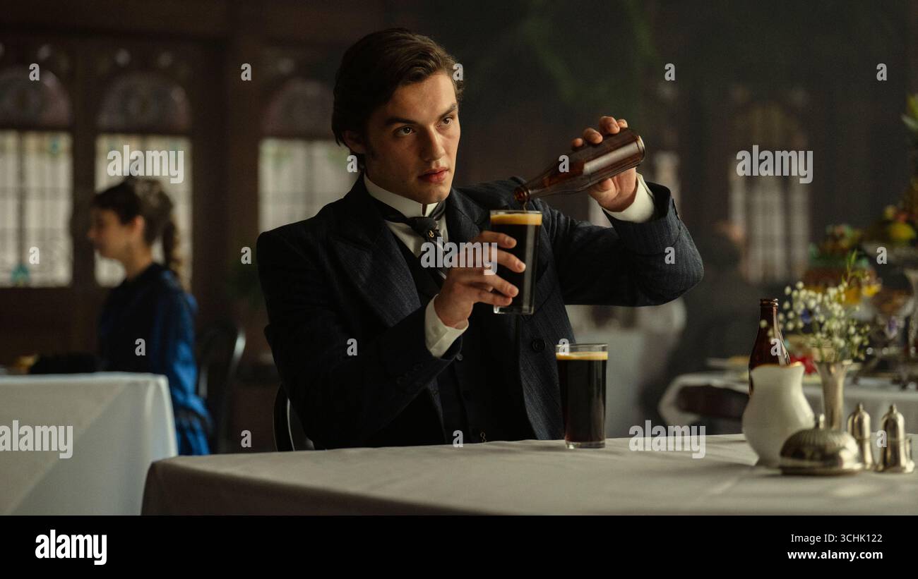 House of Guinness (2025-) TV-Serie von Steven Knight mit Louis Partridge als Edward Guinness in der Hauptrolle in diesem historischen Drama folgt der erbitterte Kampf der Guinness-Familie um Erbe und Macht nach dem Tod von Sir Benjamin Guinness. Werbefoto von Staffel 1 NUR FÜR REDAKTIONELLE ZWECKE. Quelle: BFA / Ben Blackall / Netflix Stockfoto