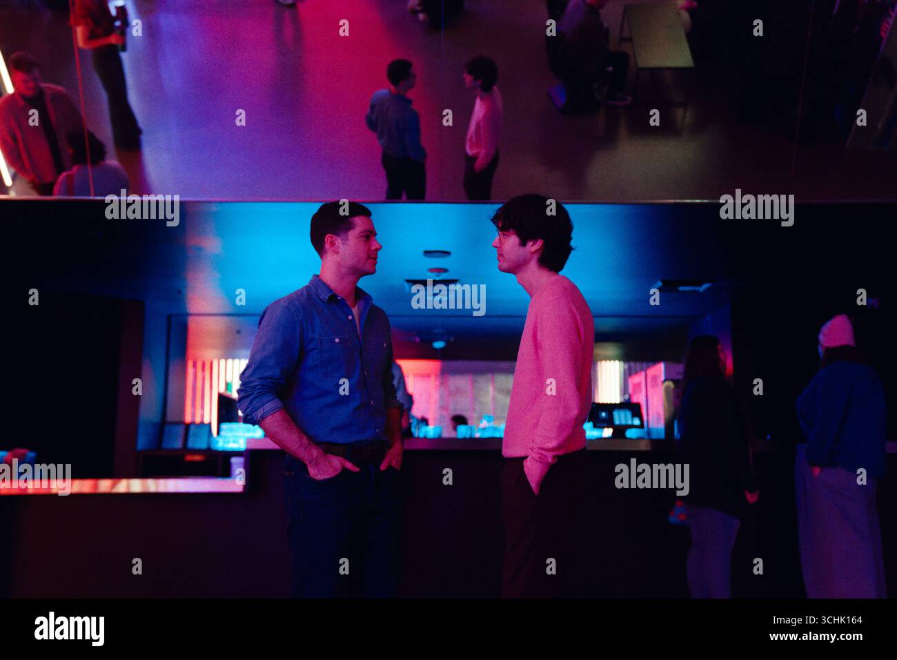 Twinless (2025) von James Sweeney mit Dylan O’Brien, James Sweeney und Aisling Franciosi. Zwei junge Männer treffen sich in einer Unterstützungsgruppe für Zwillinge und bilden eine unwahrscheinliche, intensive Freundschaft, wenn sie mit Trauer, Identität und versteckten Geheimnissen umgehen. Werbung NUR REDAKTIONELLE VERWENDUNG. Quelle: BFA/Lionsgate Stockfoto