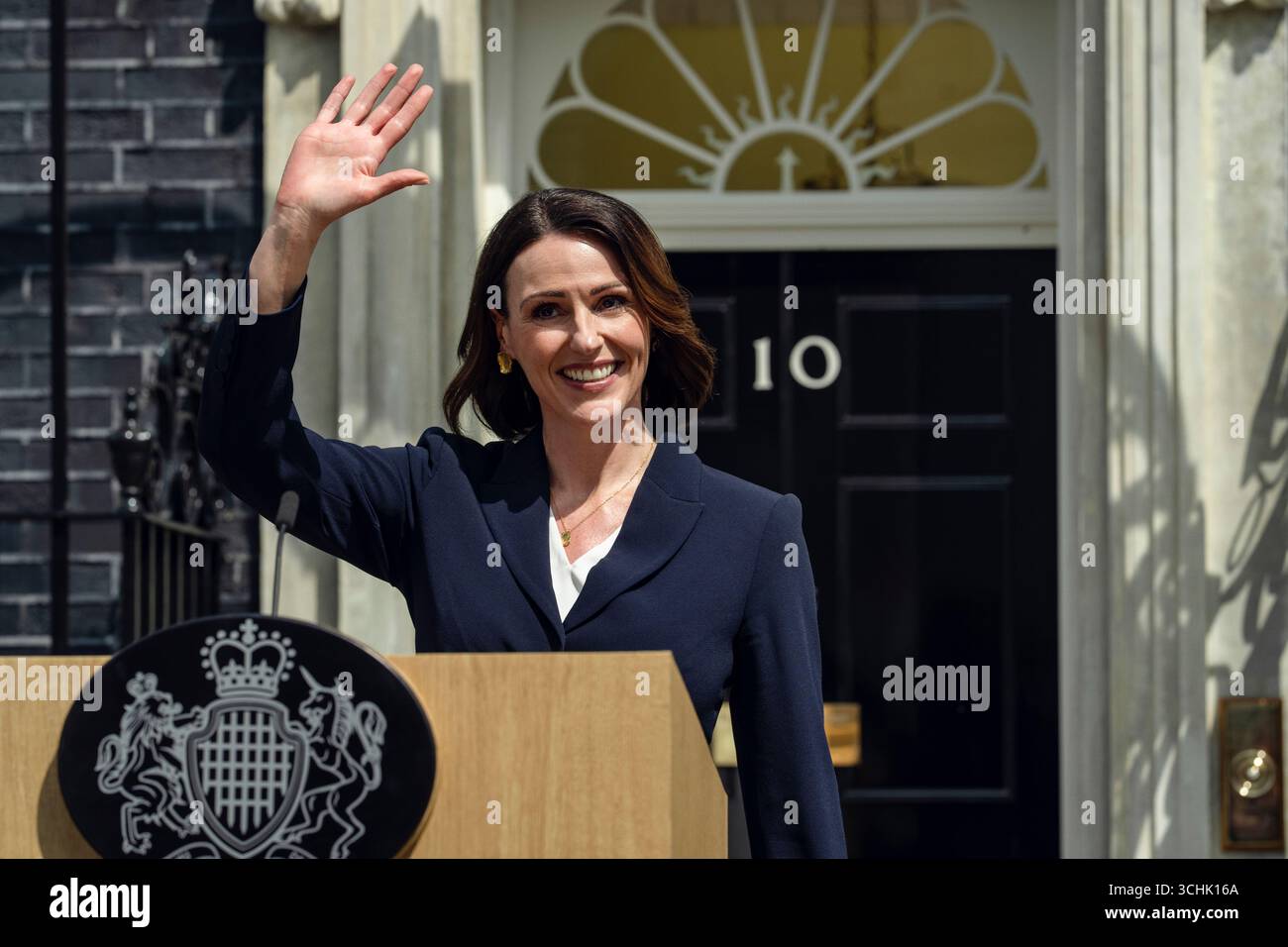 Geisel (2025)-Mini-Serie von Matt Charman und Isabelle Sieb mit Suranne Jones als britischer Premierminister Abigail Dalton, dessen Ehemann entführt wird und sie zu unmöglichen ethischen und politischen Entscheidungen zwingt. NUR für die Veröffentlichung aus Episode 1 „der Gipfel“ wird NUR REDAKTIONELLE VERWENDUNG VERWENDET. Quelle: BFA / des Willie / Netflix Stockfoto