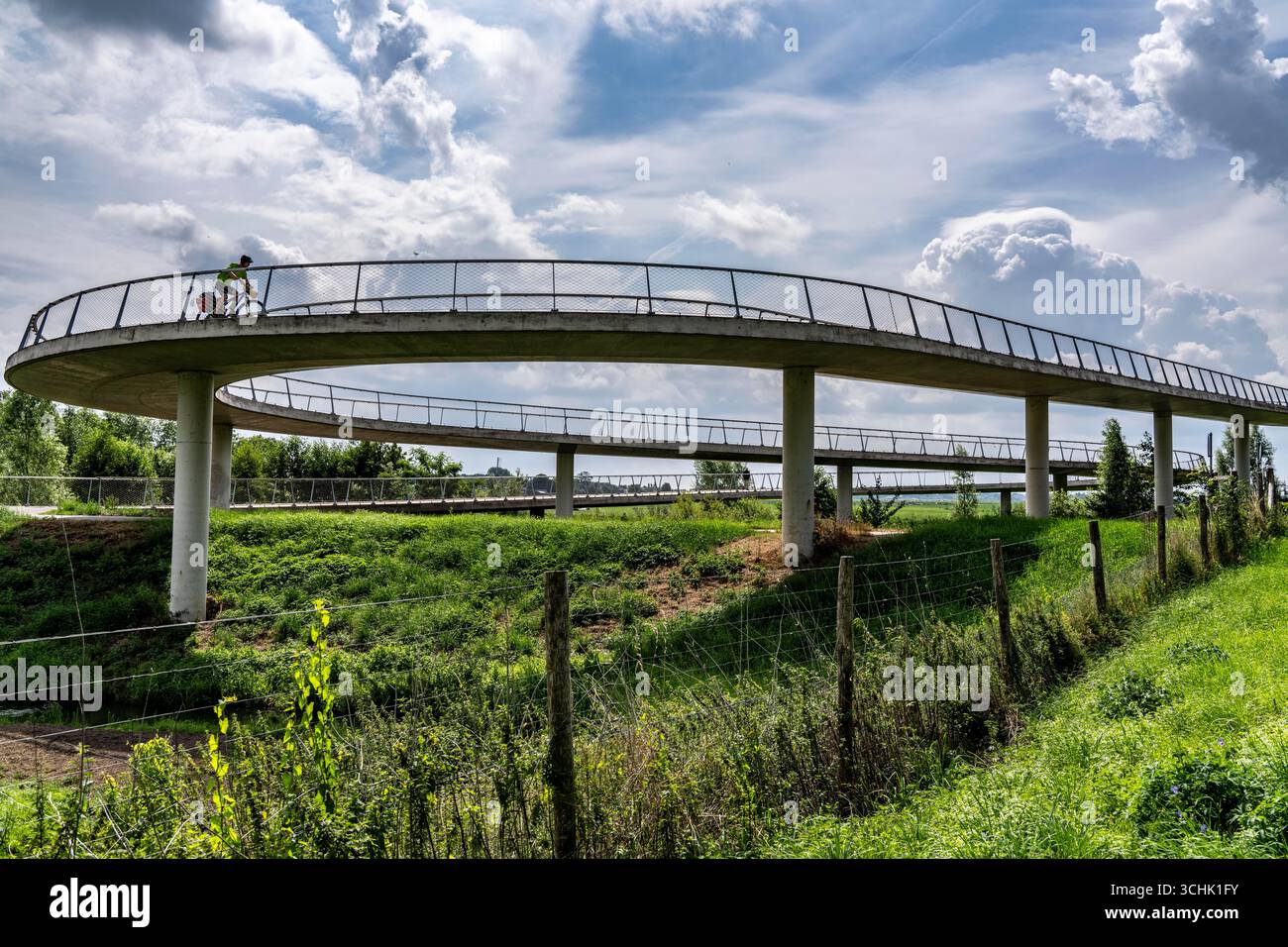 Rampe auf den Liniebrug, eine Fahrrad- und Fußgängerbrücke über den Amsterdam-Rhein-Kanal in der Nähe des Dorfes Nigtechtew, die den Schifffahrtskanal bei überspannt Stockfoto