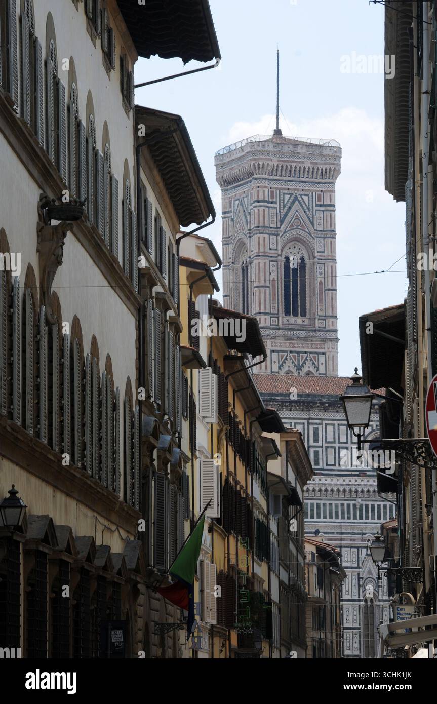 Fassade der Kathedrale von Florenz mit dem Glockenturm von Giotto, Piazza del Duomo, Florenz, Toskana, Italien. Stockfoto