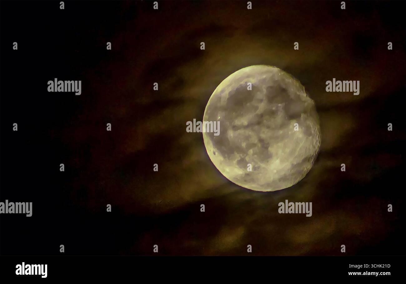 Nachthimmel mit Mond, Wolken und Dachantenne Stockfoto